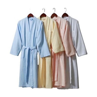 Des robes de salon de beauté avec un logo personnalisé vous éblouissent et impressionnent vos invités