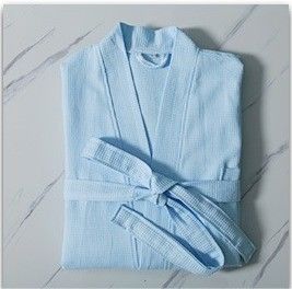 Des robes de salon de beauté avec un logo personnalisé vous éblouissent et impressionnent vos invités