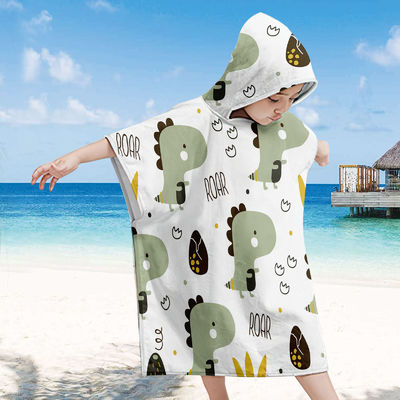 Des motifs d'impression d'animaux. Une serviette de plage en microfibre pour les enfants.