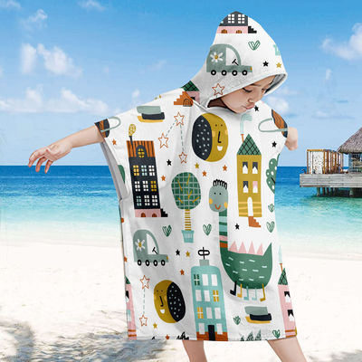 Des motifs d'impression d'animaux. Une serviette de plage en microfibre pour les enfants.