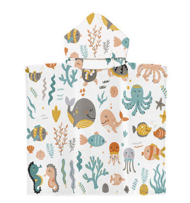 Des motifs d'impression d'animaux. Une serviette de plage en microfibre pour les enfants.
