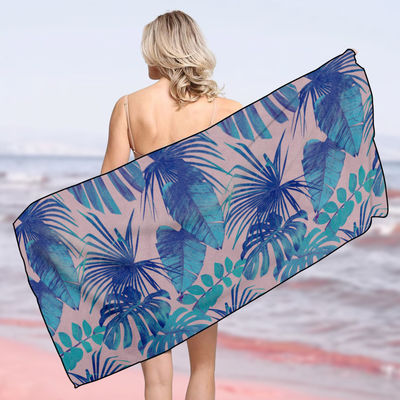 Une serviette de plage en microfibre personnalisée avec absorbance rapide et dessin imprimé