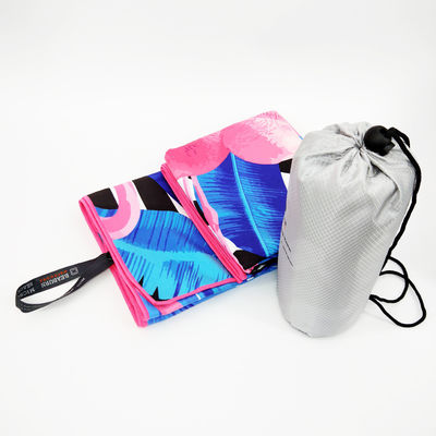 Une serviette de plage en microfibre personnalisée avec absorbance rapide et dessin imprimé