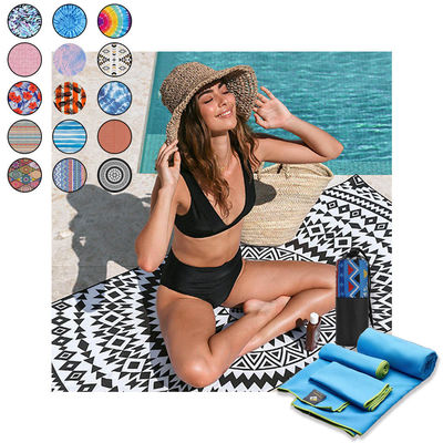 Une serviette de plage en microfibre personnalisée avec absorbance rapide et dessin imprimé
