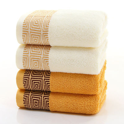 Des serviettes d'hôtel en bambou ultra doux en coton personnalisées pour adultes tissées en couleur solide