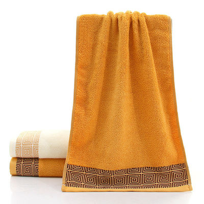 Des serviettes d'hôtel en bambou ultra doux en coton personnalisées pour adultes tissées en couleur solide