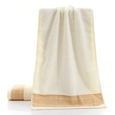Des serviettes d'hôtel en bambou ultra doux en coton personnalisées pour adultes tissées en couleur solide