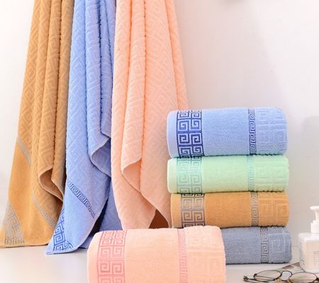 Des serviettes pour le visage de luxe tissées avec du coton 100% peigné hypoallergénique et du design