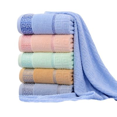 Des serviettes pour le visage de luxe tissées avec du coton 100% peigné hypoallergénique et du design