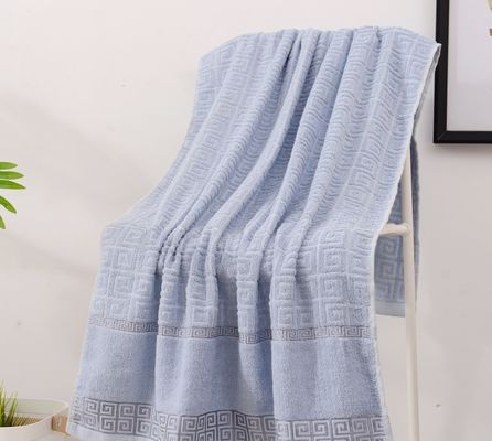 Des serviettes pour le visage de luxe tissées avec du coton 100% peigné hypoallergénique et du design