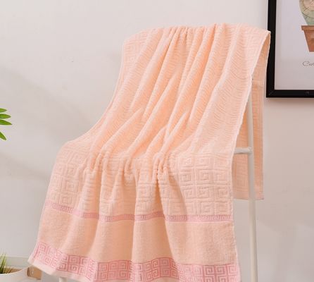 Des serviettes pour le visage de luxe tissées avec du coton 100% peigné hypoallergénique et du design