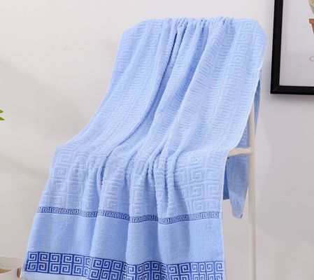 Des serviettes pour le visage de luxe tissées avec du coton 100% peigné hypoallergénique et du design