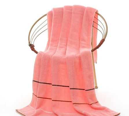 Toutes les tranches d'âge 70*140 cm Large serviette de bain en coton pur avec une excellente absorption de l'eau