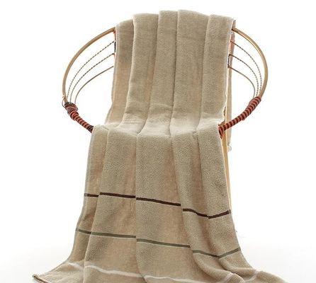 Toutes les tranches d'âge 70*140 cm Large serviette de bain en coton pur avec une excellente absorption de l'eau