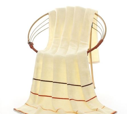 Toutes les tranches d'âge 70*140 cm Large serviette de bain en coton pur avec une excellente absorption de l'eau