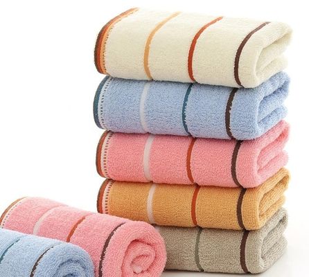 Toutes les tranches d'âge 70*140 cm Large serviette de bain en coton pur avec une excellente absorption de l'eau