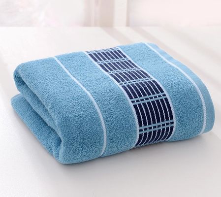 Révolutionnez votre expérience de bain avec notre serviette de bain de 70*140 cm en bandes de couleurs solides