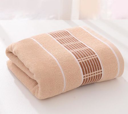 Révolutionnez votre expérience de bain avec notre serviette de bain de 70*140 cm en bandes de couleurs solides