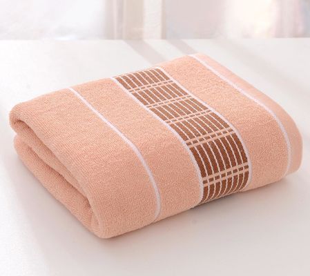 Révolutionnez votre expérience de bain avec notre serviette de bain de 70*140 cm en bandes de couleurs solides