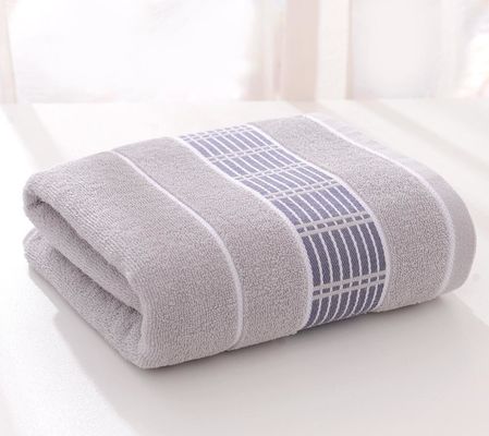Révolutionnez votre expérience de bain avec notre serviette de bain de 70*140 cm en bandes de couleurs solides