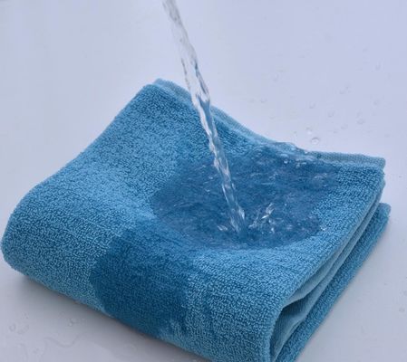 Révolutionnez votre expérience de bain avec notre serviette de bain de 70*140 cm en bandes de couleurs solides