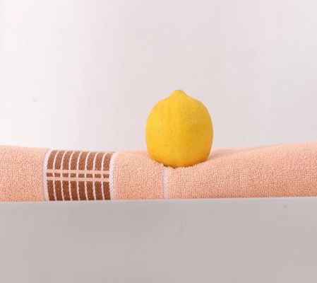 Révolutionnez votre expérience de bain avec notre serviette de bain de 70*140 cm en bandes de couleurs solides