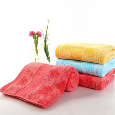 Obtenez une absorption maximale avec notre serviette en fibre de bois à motifs Jacquard