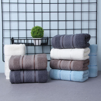 Un rouleau de serviettes en coton organique doux et en peluche pour une expérience de bain confortable