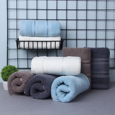 Un rouleau de serviettes en coton organique doux et en peluche pour une expérience de bain confortable