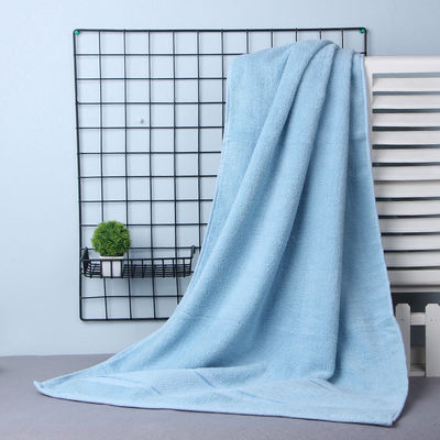 Un rouleau de serviettes en coton organique doux et en peluche pour une expérience de bain confortable