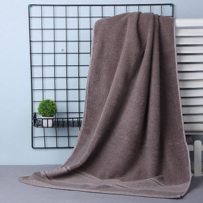 Un rouleau de serviettes en coton organique doux et en peluche pour une expérience de bain confortable