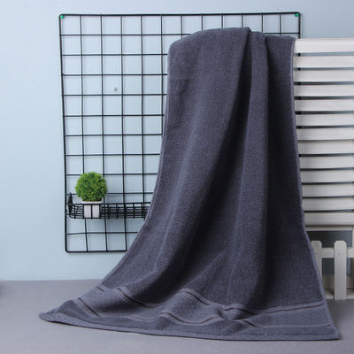 Un rouleau de serviettes en coton organique doux et en peluche pour une expérience de bain confortable
