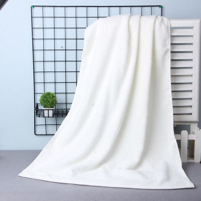 Un rouleau de serviettes en coton organique doux et en peluche pour une expérience de bain confortable