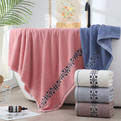 Des serviettes en soie dorée, imprimées par des animaux, parfaites pour tous les âges, absorbant et séchant rapidement.