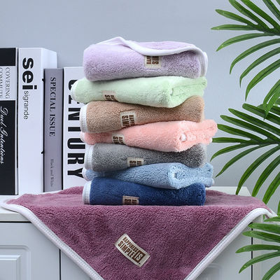 Des serviettes en soie dorée, imprimées par des animaux, parfaites pour tous les âges, absorbant et séchant rapidement.