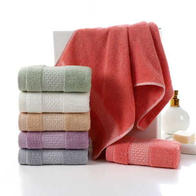 Des serviettes en soie dorée, imprimées par des animaux, parfaites pour tous les âges, absorbant et séchant rapidement.