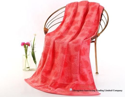 Une serviette de bain en fibre de bambou de couleur personnalisée pour hommes et femmes adultes