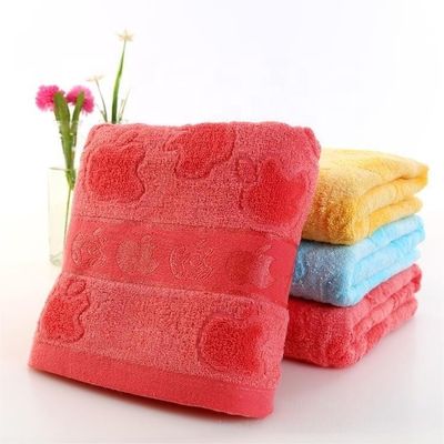 Une serviette de bain en fibre de bambou de couleur personnalisée pour hommes et femmes adultes