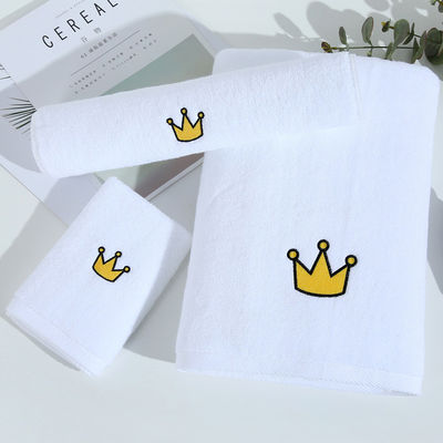 Une serviette de nettoyage du visage brodée sur mesure pour un nettoyage du visage doux et rafraîchissant