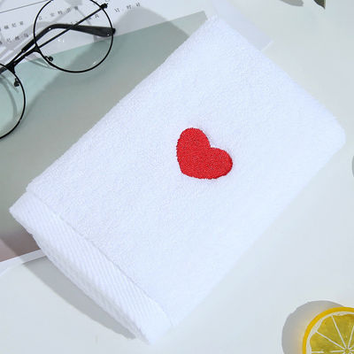 Une serviette de nettoyage du visage brodée sur mesure pour un nettoyage du visage doux et rafraîchissant