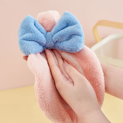 Un mouchoir doux et absorbant pour sécher rapidement une serviette en coton dans la salle de bain ou la cuisine