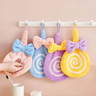 Un mouchoir doux et absorbant pour sécher rapidement une serviette en coton dans la salle de bain ou la cuisine