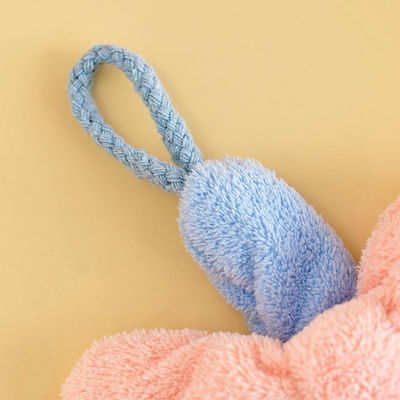 Un mouchoir doux et absorbant pour sécher rapidement une serviette en coton dans la salle de bain ou la cuisine