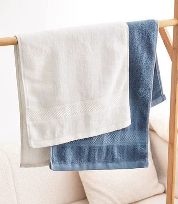 Ensemble de serviettes de bain blanches personnalisées 70*140cm 100% coton serviette d'hôtel pour salle de bain de luxe
