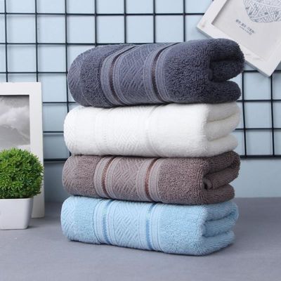 Des serviettes de bain rectangulaires en coton 100% biologique pour la maison, l'hôtel, le linge blanc commercial