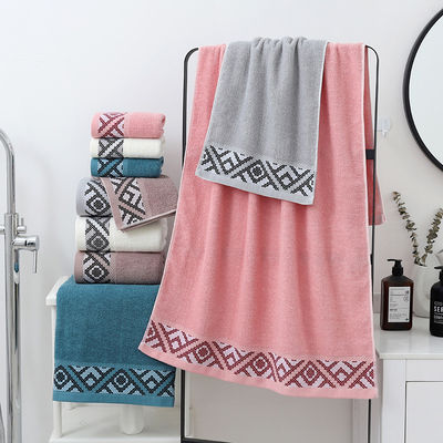 Une serviette de bain personnalisée 100% coton pour la maison et l' hôtel en forme carrée