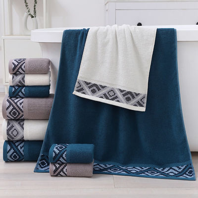 Une serviette de bain personnalisée 100% coton pour la maison et l' hôtel en forme carrée