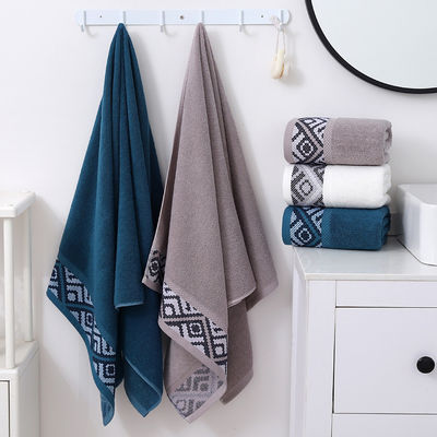 Une serviette de bain personnalisée 100% coton pour la maison et l' hôtel en forme carrée