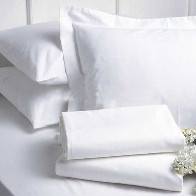 La literie de l' hôtel King Size, perméable à l' air, est en blanc pour une expérience de sommeil luxueuse