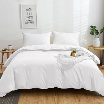 La literie de l' hôtel King Size, perméable à l' air, est en blanc pour une expérience de sommeil luxueuse
